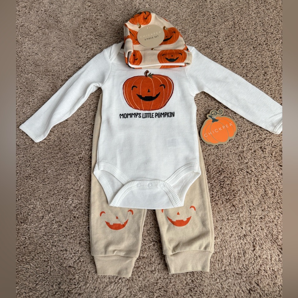 ✨NWT✨Chick Pea 3-piece Mommy’s Pumpkin Outfit